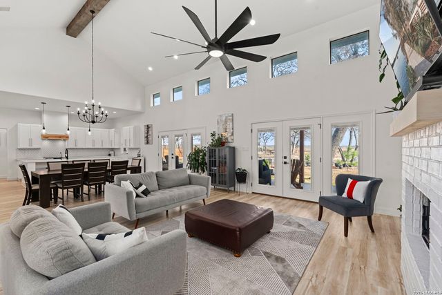 200 OAK FIELDS DR, Floresville, TX 78114