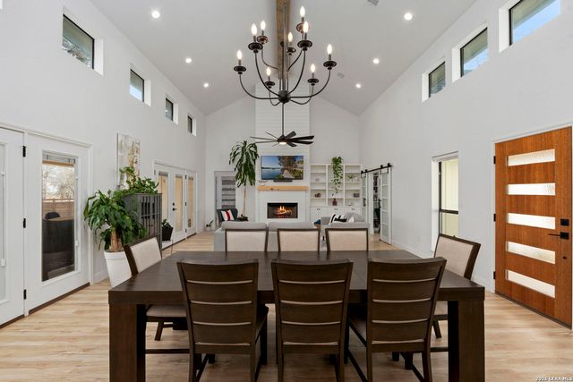 200 OAK FIELDS DR, Floresville, TX 78114