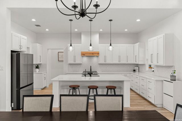 200 OAK FIELDS DR, Floresville, TX 78114
