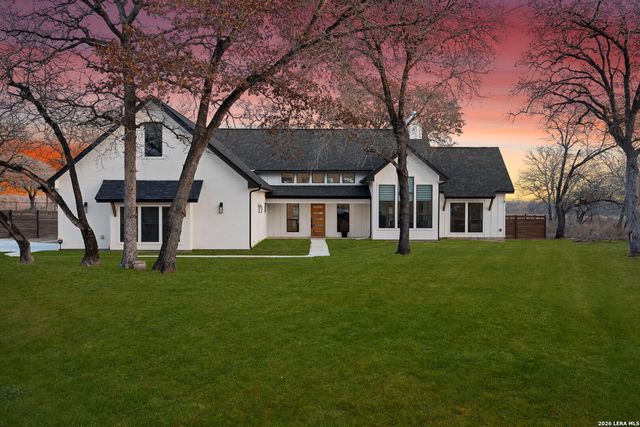 200 OAK FIELDS DR, Floresville, TX 78114