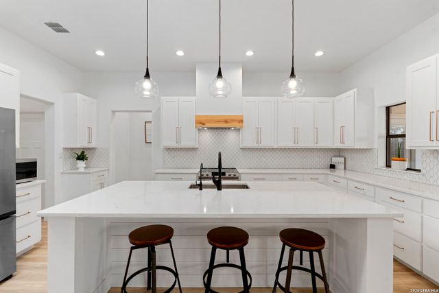 200 OAK FIELDS DR, Floresville, TX 78114