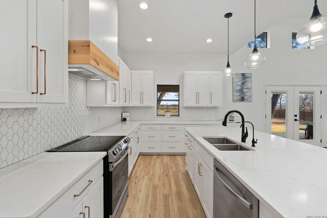 200 OAK FIELDS DR, Floresville, TX 78114