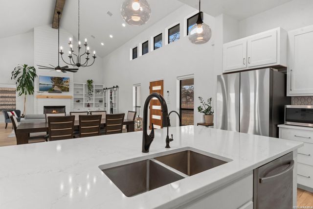 200 OAK FIELDS DR, Floresville, TX 78114