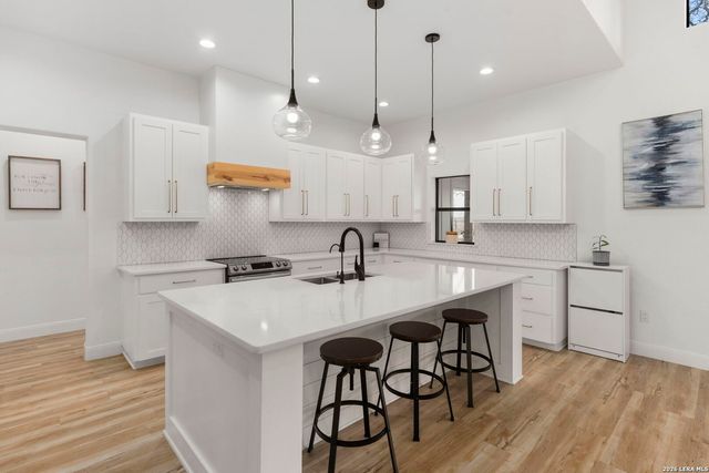 200 OAK FIELDS DR, Floresville, TX 78114
