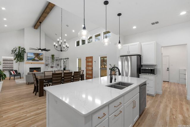 200 OAK FIELDS DR, Floresville, TX 78114
