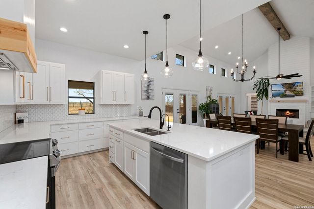 200 OAK FIELDS DR, Floresville, TX 78114