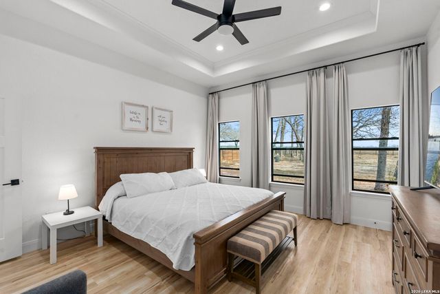 200 OAK FIELDS DR, Floresville, TX 78114