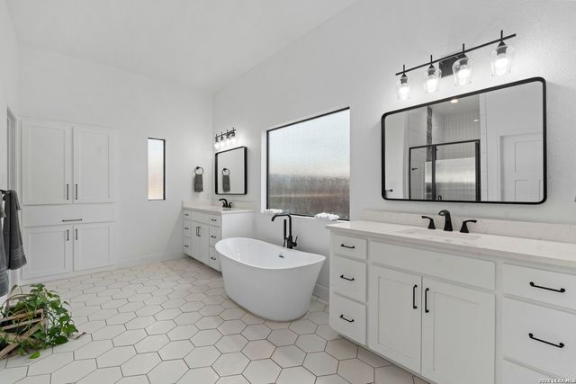 200 OAK FIELDS DR, Floresville, TX 78114