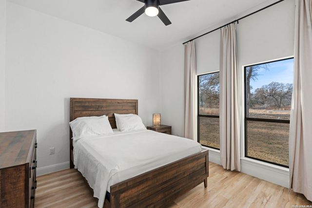 200 OAK FIELDS DR, Floresville, TX 78114