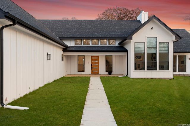 200 OAK FIELDS DR, Floresville, TX 78114