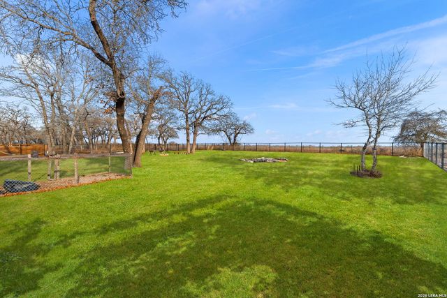 200 OAK FIELDS DR, Floresville, TX 78114