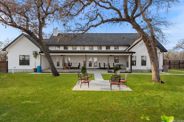 200 OAK FIELDS DR, Floresville, TX 78114