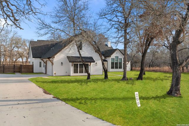 200 OAK FIELDS DR, Floresville, TX 78114