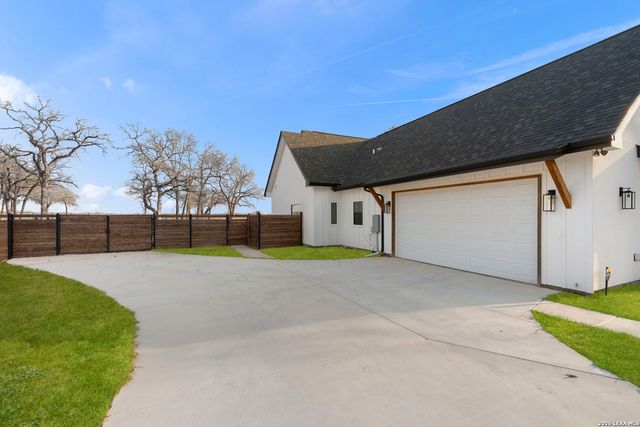 200 OAK FIELDS DR, Floresville, TX 78114