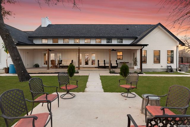 200 OAK FIELDS DR, Floresville, TX 78114