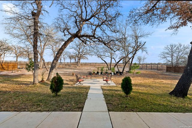 200 OAK FIELDS DR, Floresville, TX 78114