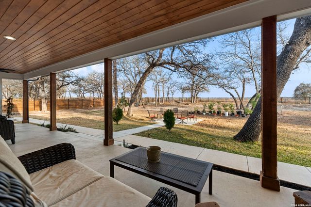 200 OAK FIELDS DR, Floresville, TX 78114