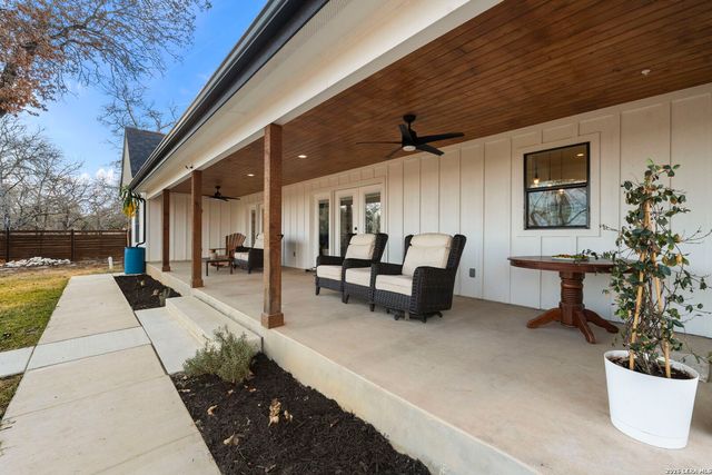 200 OAK FIELDS DR, Floresville, TX 78114