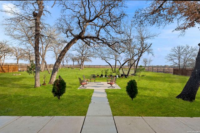 200 OAK FIELDS DR, Floresville, TX 78114