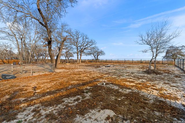 200 OAK FIELDS DR, Floresville, TX 78114