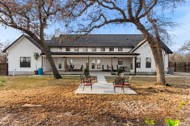 200 OAK FIELDS DR, Floresville, TX 78114