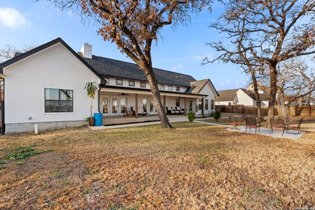 200 OAK FIELDS DR, Floresville, TX 78114