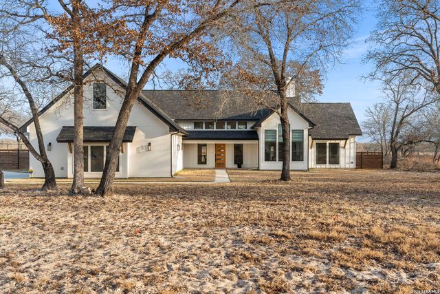 200 OAK FIELDS DR, Floresville, TX 78114