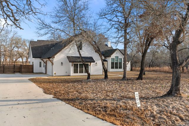 200 OAK FIELDS DR, Floresville, TX 78114