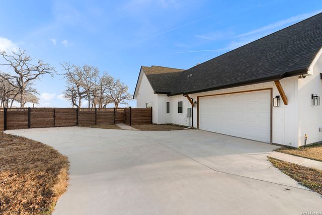 200 OAK FIELDS DR, Floresville, TX 78114