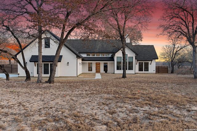 200 OAK FIELDS DR, Floresville, TX 78114