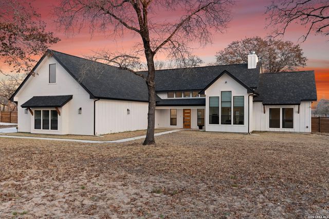 200 OAK FIELDS DR, Floresville, TX 78114