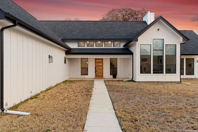 200 OAK FIELDS DR, Floresville, TX 78114