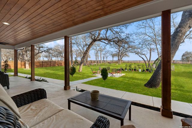 200 OAK FIELDS DR, Floresville, TX 78114