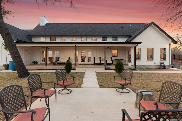 200 OAK FIELDS DR, Floresville, TX 78114