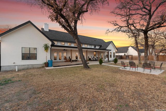 200 OAK FIELDS DR, Floresville, TX 78114