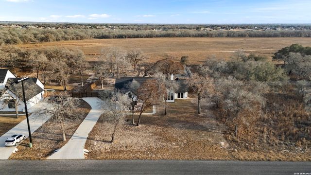 200 OAK FIELDS DR, Floresville, TX 78114
