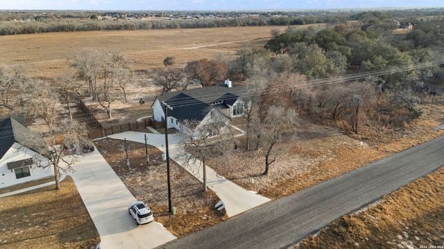 200 OAK FIELDS DR, Floresville, TX 78114