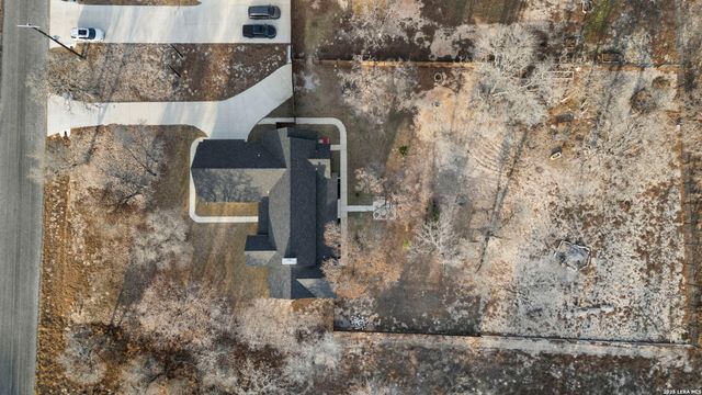 200 OAK FIELDS DR, Floresville, TX 78114