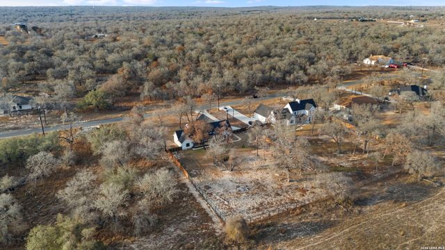 200 OAK FIELDS DR, Floresville, TX 78114