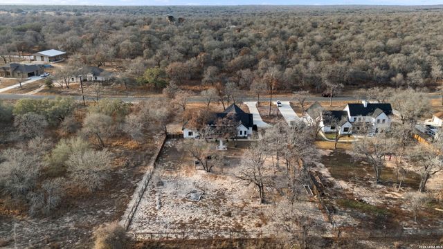 200 OAK FIELDS DR, Floresville, TX 78114
