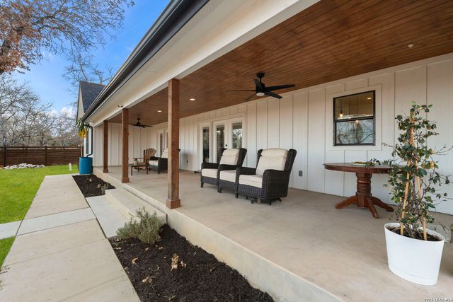 200 OAK FIELDS DR, Floresville, TX 78114