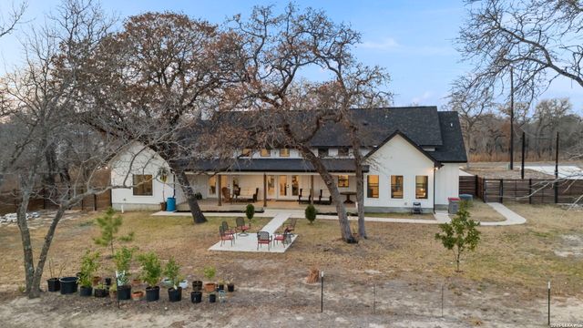200 OAK FIELDS DR, Floresville, TX 78114