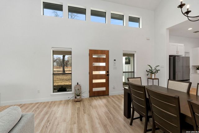 200 OAK FIELDS DR, Floresville, TX 78114