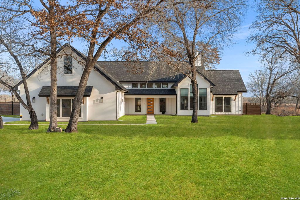 200 OAK FIELDS DR, Floresville, TX 78114
