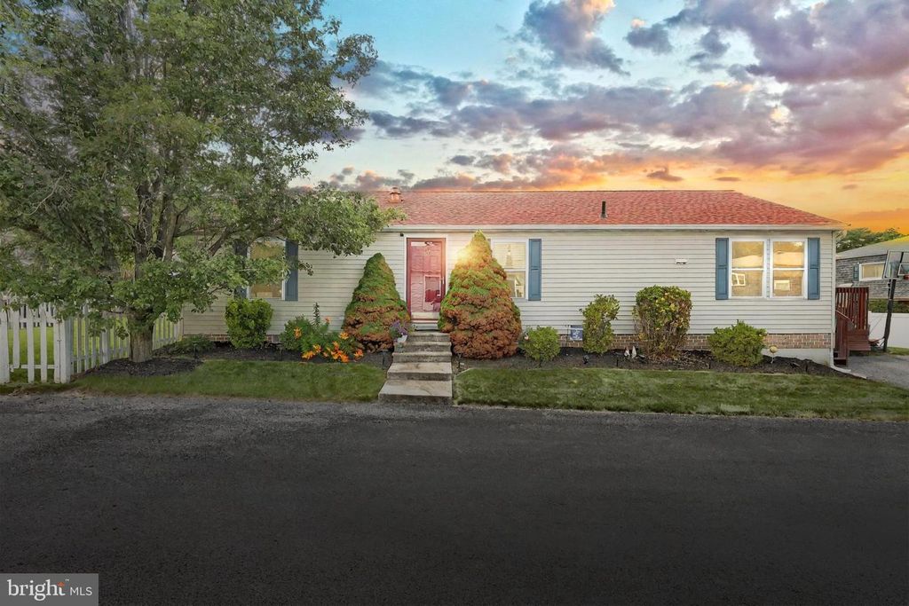 19 GLENVIEW CIR, Dillsburg, PA 17019
