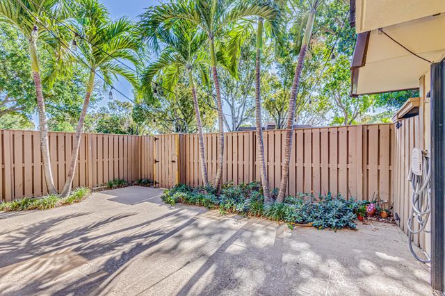 423 4th Court, Palm Beach Gardens, FL 33410