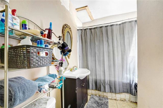 1608 Cimarron Street, Los Angeles, CA 90019