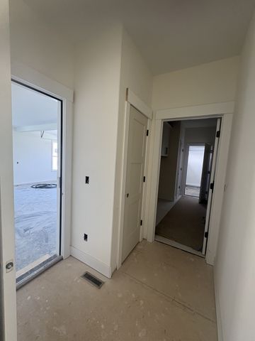 1300 Reda Dr, Clarksville, TN 37042