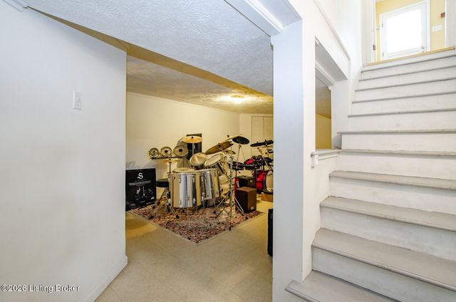 427 S Deepwood Dr, Radcliff, KY 40160