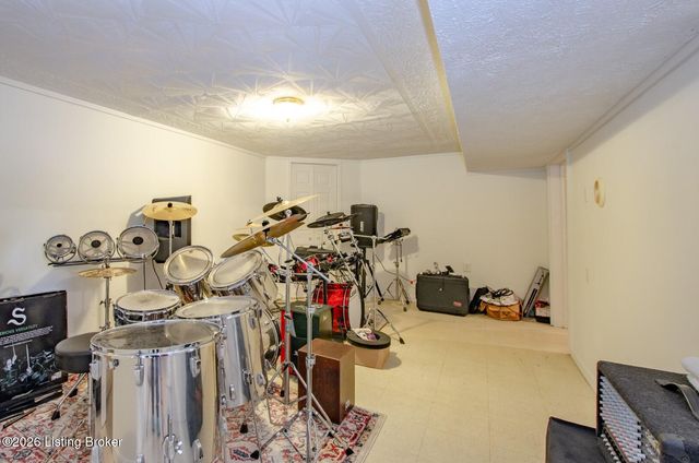 427 S Deepwood Dr, Radcliff, KY 40160